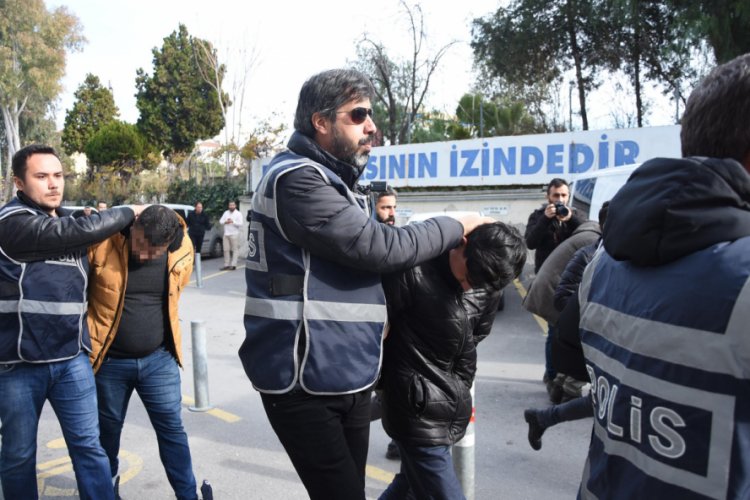 Kuyumcu soyup, altınları g&ouml;men 4 kişi adliyede