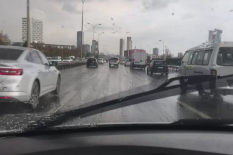 İstanbullular dolu s&uuml;rpriziyle karşılaştı