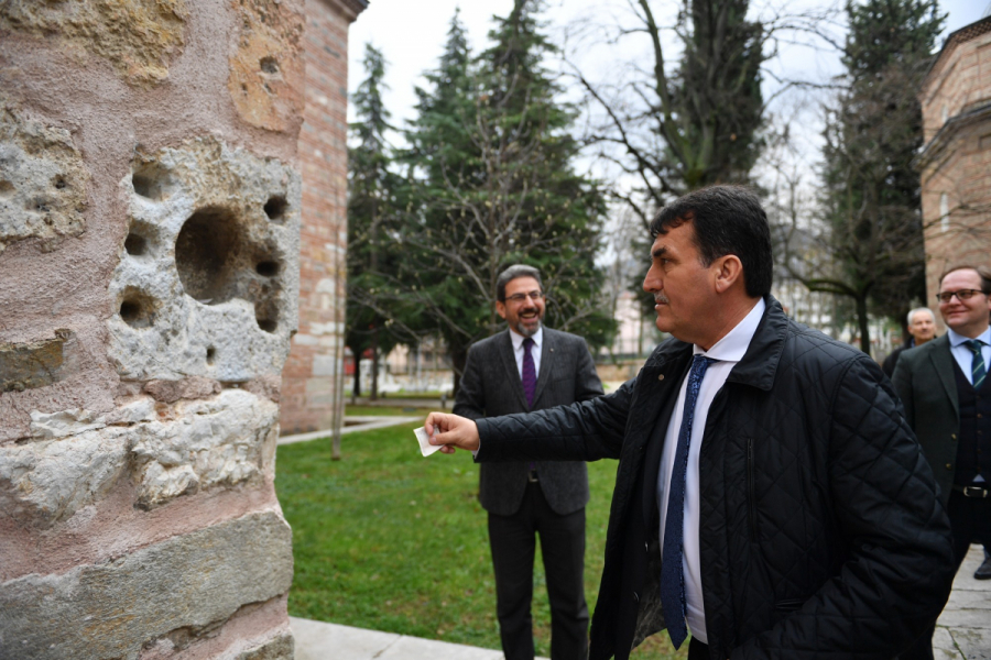 Bursa Osmangazi Belediye Başkanı D&uuml;ndar, sadaka taşına para bıraktı