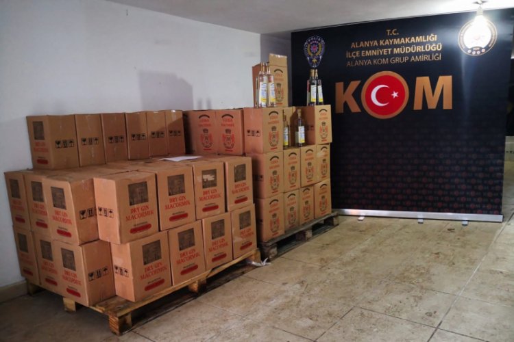 Yılbaşında piyasa s&uuml;r&uuml;lmek istenen 726 şişe ka&ccedil;ak i&ccedil;ki ele ge&ccedil;irildi