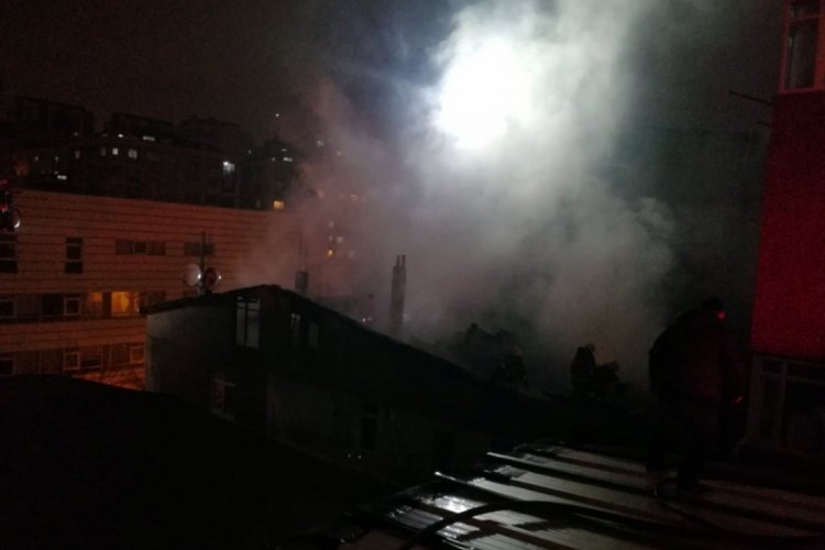 4 katlı binanın &ccedil;atısında korkutan yangın