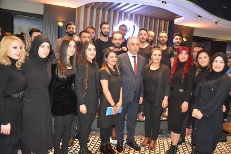 Vali Toprak, t&uuml;rk&uuml;lerle Hakkari'den ayrıldı