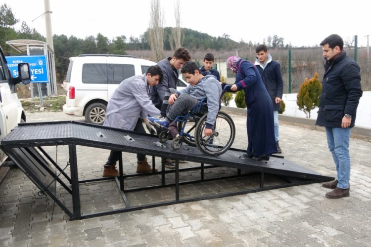 Bursa'da okula gidemeyen engelli öğrenciye liseliler rampa yaptı