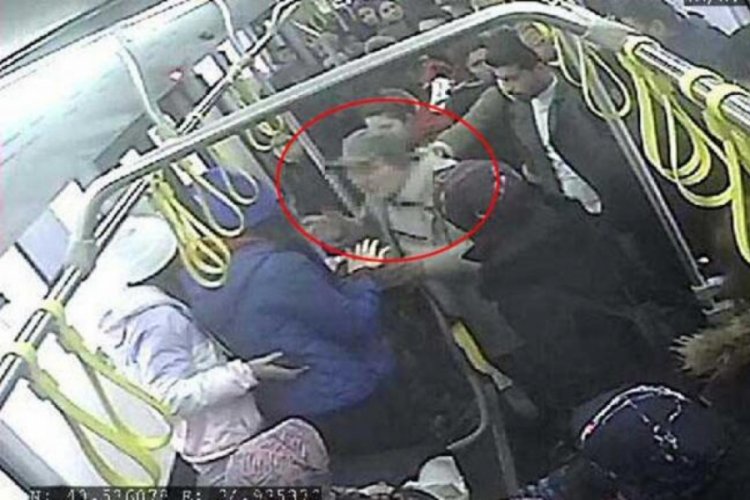 Otob&uuml;ste taciz! Kızlar &ccedil;ığlık atınca...