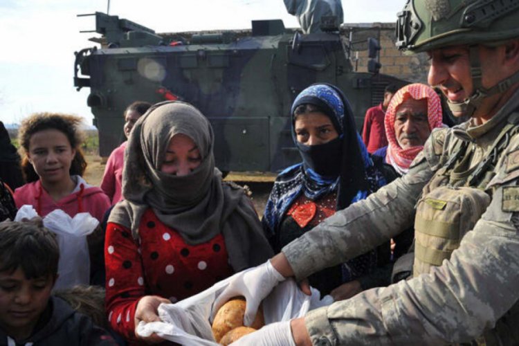 Barış Pınarı b&ouml;lgesinde ekmek dağıtımı devam ediyor