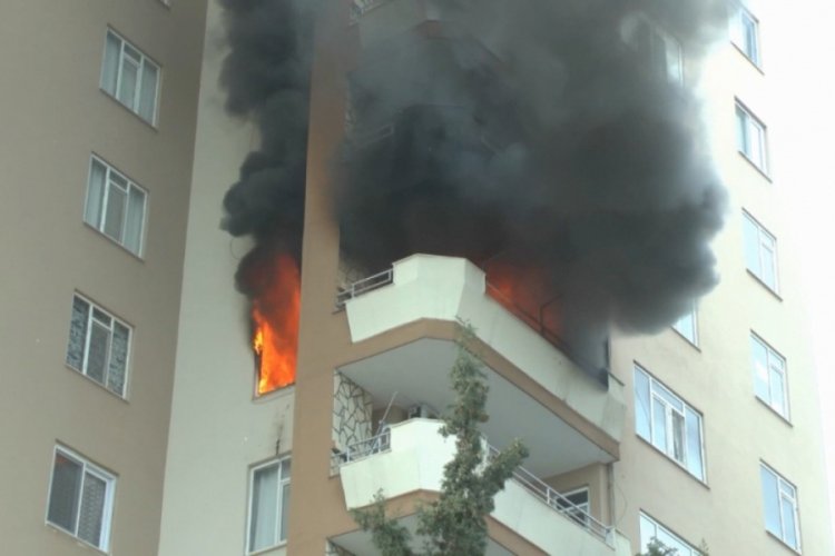 Apartmanda &ccedil;ıkan yangın korkuttu
