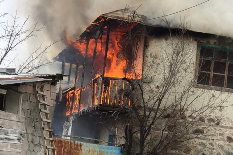 Yangında mahsur kalan yaşlı &ccedil;ift kurtarıldı