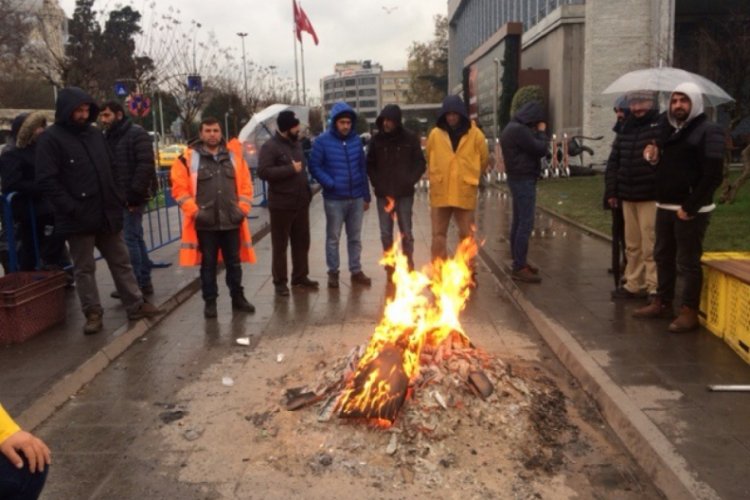 İşten &ccedil;ıkarılanlar soğuk havaya rağmen eylemlerine devam ediyor