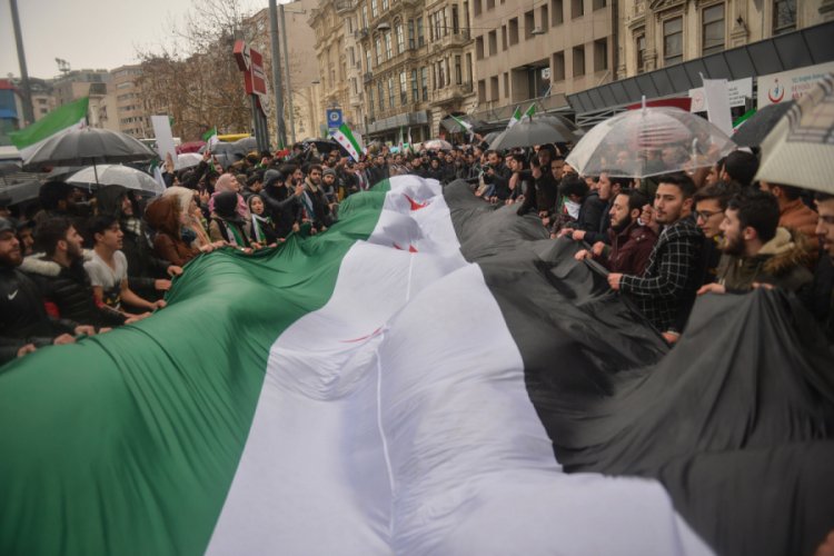 İstiklal Caddesi'nde İdlib'teki saldırıları protesto ettiler