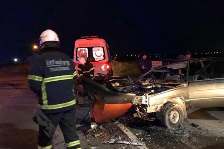 Otomobil TIR'a &ccedil;arptı: 6 yaralı