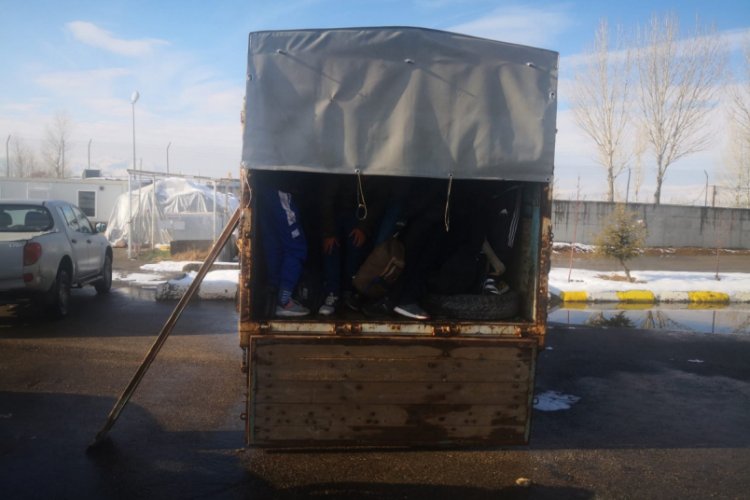 Kamyon kasasında 63 ka&ccedil;ak g&ouml;&ccedil;men yakalandı