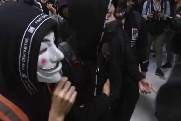 Hong Kong'da &Ccedil;inli t&uuml;ccarları protesto eden gen&ccedil;lere polis m&uuml;dahalesi