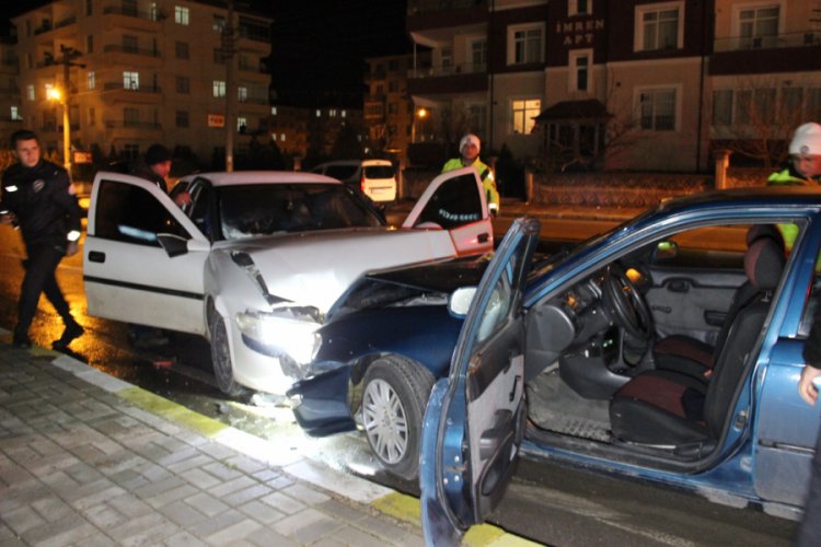 Ara&ccedil;lar k&ouml;pr&uuml; &ccedil;ıkışında kafa kafaya &ccedil;arpıştı