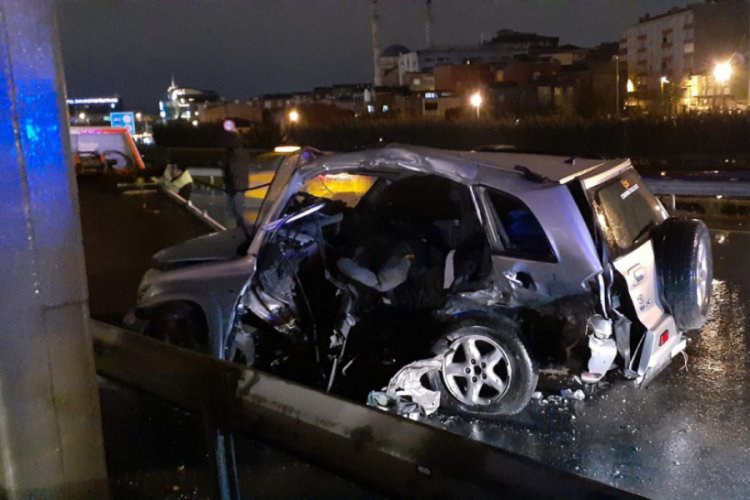 TEM Otoyolu'nda bariyer cipe ok gibi saplandı:  3 ağır yaralı