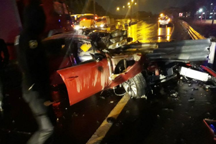 Kocaeli'de otomobil bariyerlere &ccedil;arptı: 1 &ouml;l&uuml;, 1 yaralı