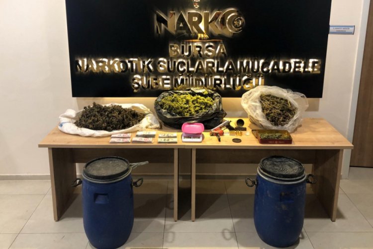 Bursa'da 5 kilo esrar ve 194 bin lira ele ge&ccedil;irildi