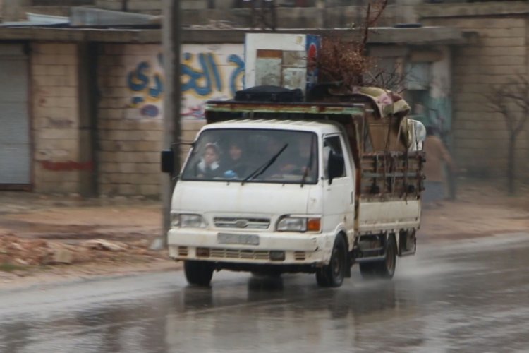 Siviller hayatta kalmak i&ccedil;in İdlib'den ka&ccedil;maya devam ediyor