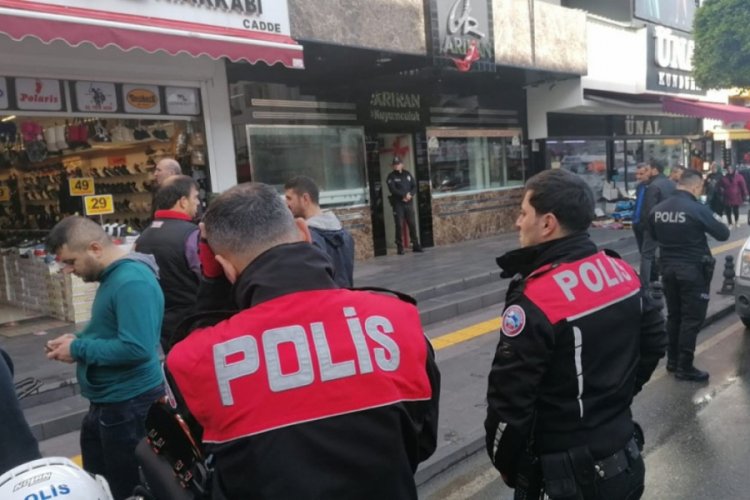 Bilardo salonunun tavanını delip kuyumcudan 18 kilo altını &ccedil;aldılar