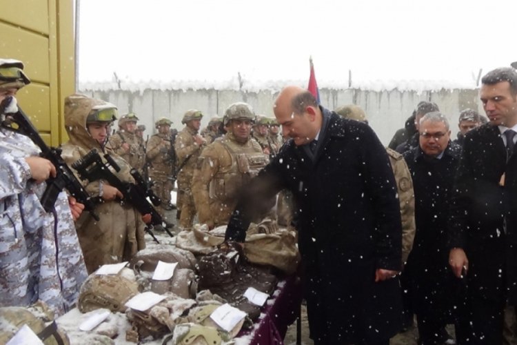Bakan Soylu'dan kar altında g&ouml;rev yapan Mehmet&ccedil;iğe ziyaret