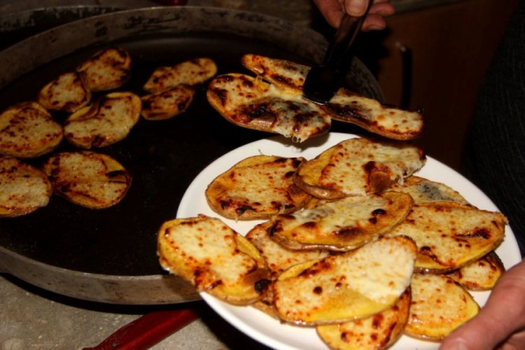 Erzincan'da soğuk kış akşamlarının lezzeti: Kaşarlı patates