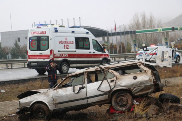 Şarampole devrilen otomobil hurdaya d&ouml;nd&uuml;: 4 yaralı