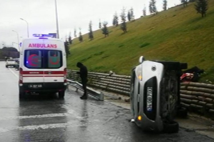 TEM Otoyolunda ara&ccedil; yan yattı :1 yaralı