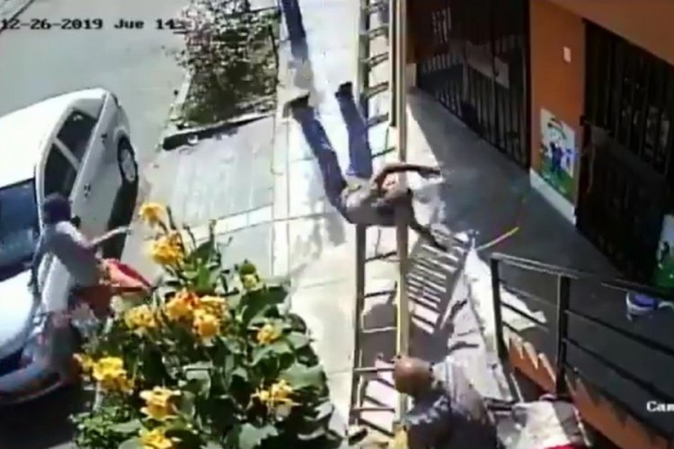 Yaşlı adam yoluna &ccedil;ıkan merdiveni sallayıp boyacıyı d&uuml;ş&uuml;rd&uuml;
