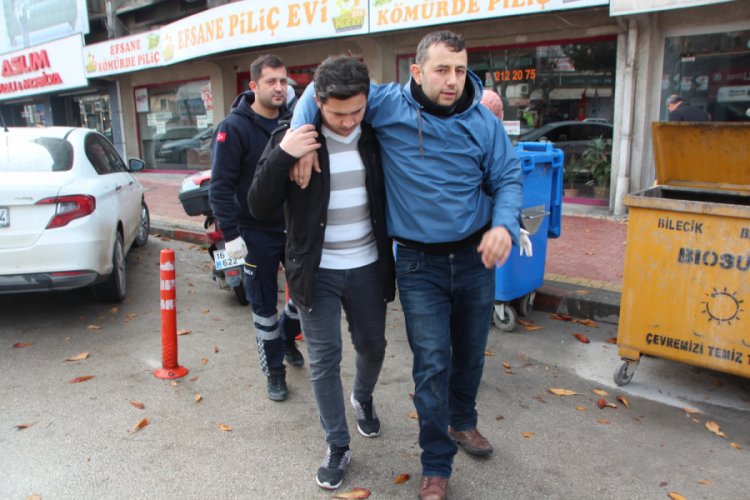 Motosiklet park halindeki araca &ccedil;arptı