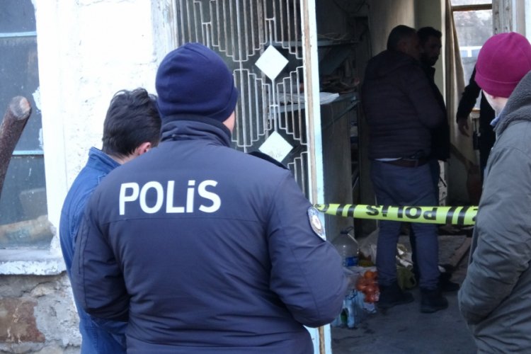 Yalnız yaşayan yaşlı adam evinde &ouml;l&uuml; olarak bulundu