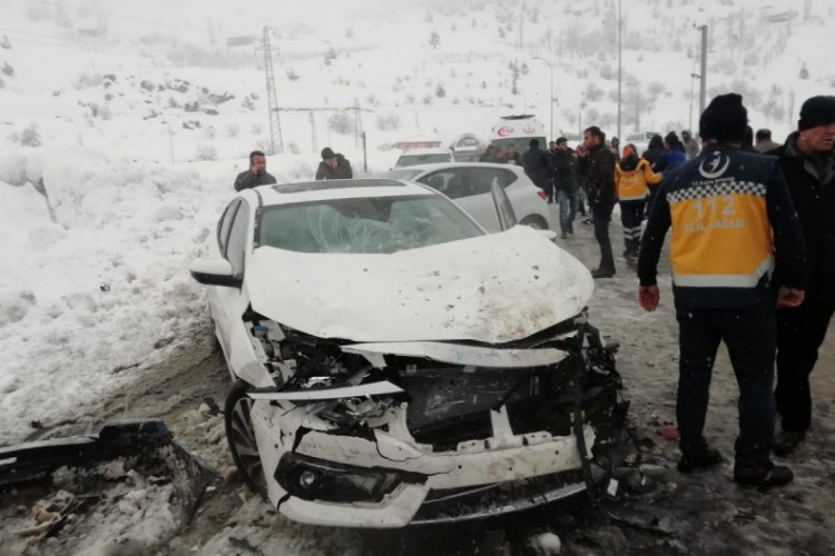 Karlı yolda 9 otomobil birbirine girdi