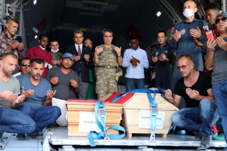 Somali'deki saldırıda &ouml;len 2 T&uuml;rk'&uuml;n cenazesi ile 16 yaralı, Ankara'ya getirildi