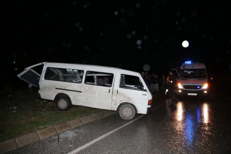 Bursa plakalı minib&uuml;s devrildi: 1 &ouml;l&uuml;, 4 yaralı