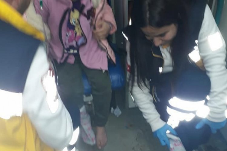 &Ccedil;orabı olmayan k&uuml;&ccedil;&uuml;k kıza kendi &ccedil;oraplarını giydirdi