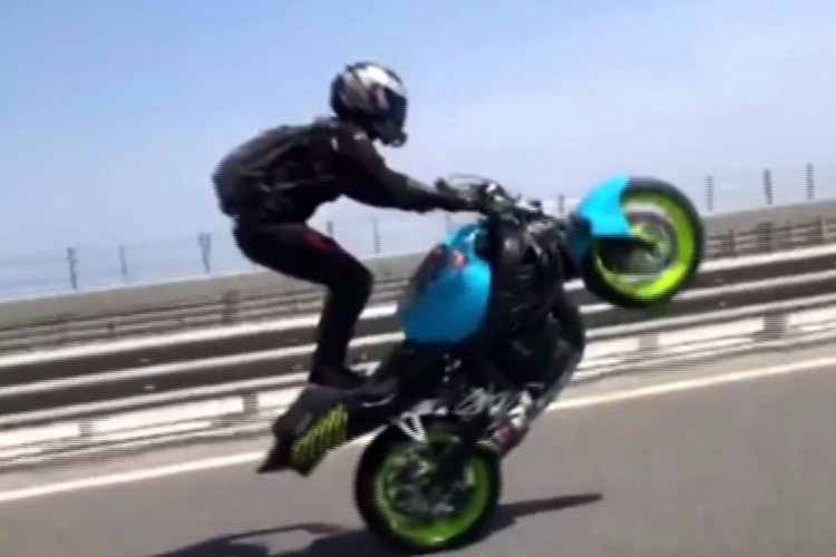 Boğazın 3 gerdanlığında motosikletli magandalar trafikte tek teker &uuml;zerinde gitti