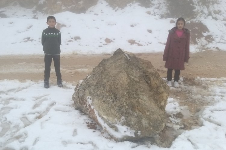 Sokak ortasına kaya par&ccedil;ası d&uuml;şt&uuml;