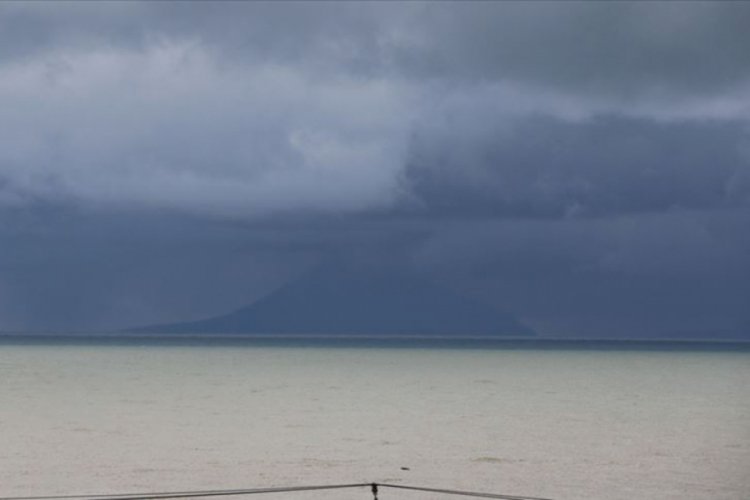 Endonezya'da Anak Krakatau Yanardağı patladı
