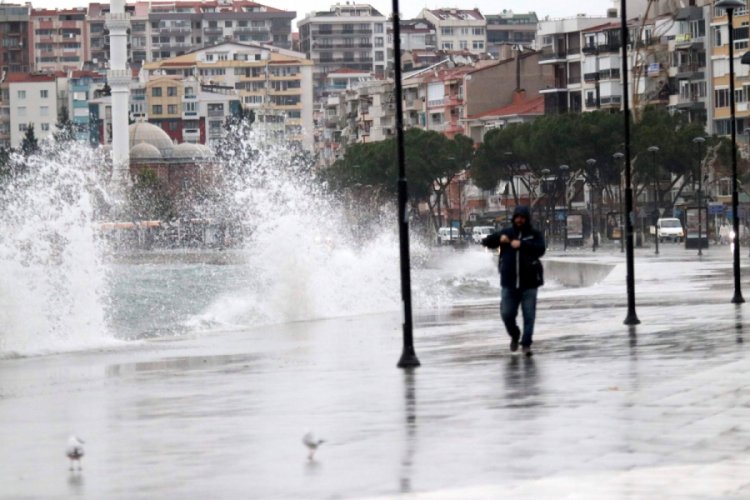 Kuzey Ege ve G&uuml;ney Marmara'daki adalara deniz ulaşımı sağlanamıyor