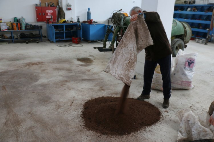 Yağı &ccedil;ıkartılan zeytinin atığından y&uuml;zde 70 kaloriye sahip katı yakıt elde ediyorlar