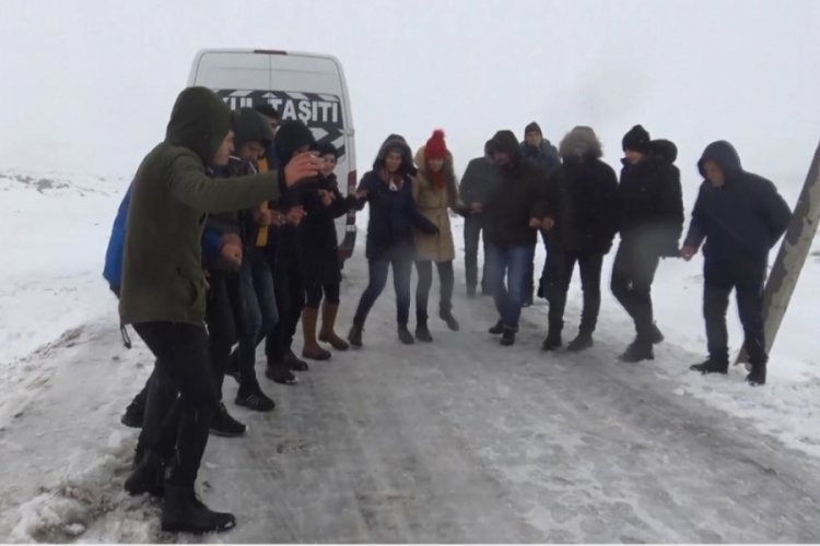 Mahsur kaldılar, halay &ccedil;ekerek kurtarılmayı beklediler