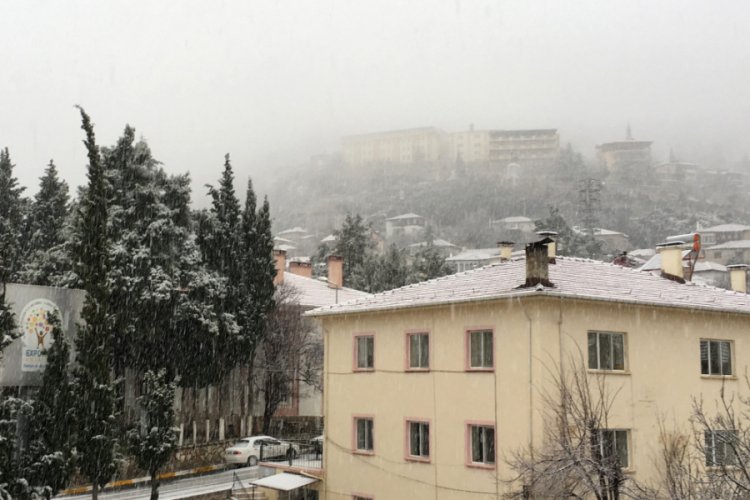 Antalya'nın y&uuml;ksek il&ccedil;elerinde kar yağışı
