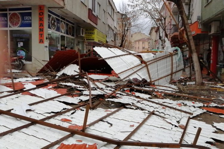 Biga'da fırtına nedeniyle 5 katlı binanın &ccedil;atısı u&ccedil;tu
