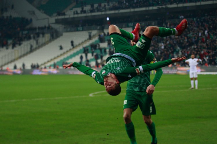 Bursaspor, zirve yarışına son anda tutunuyor