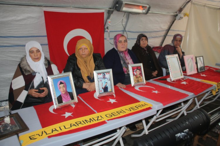 Annelerin HDP &ouml;n&uuml;ndeki direnişi s&uuml;r&uuml;yor