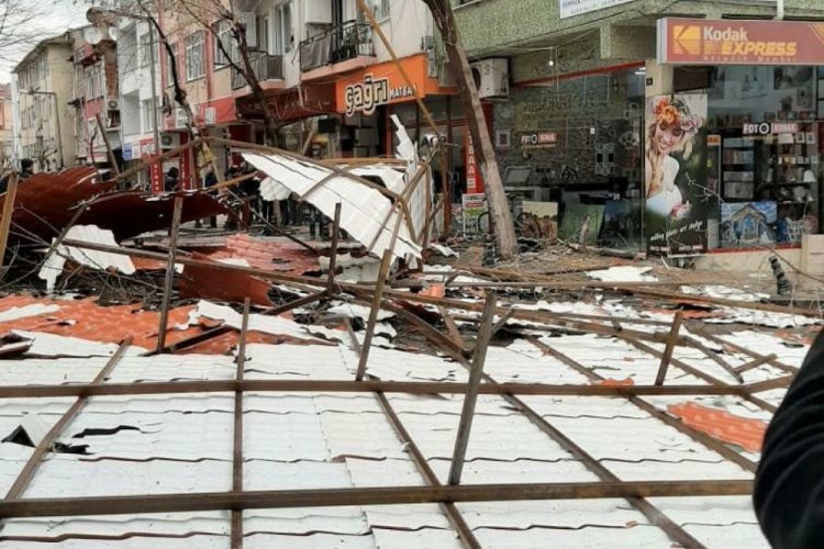 Şiddetli fırtına apartmanın &ccedil;atısını u&ccedil;urdu