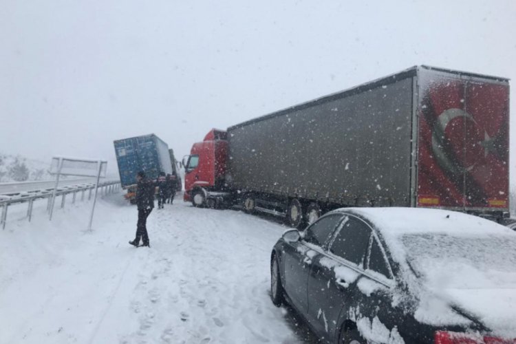 Bursa'da &uuml;&ccedil; tır &ccedil;arpıştı, yol trafiğe kapandı