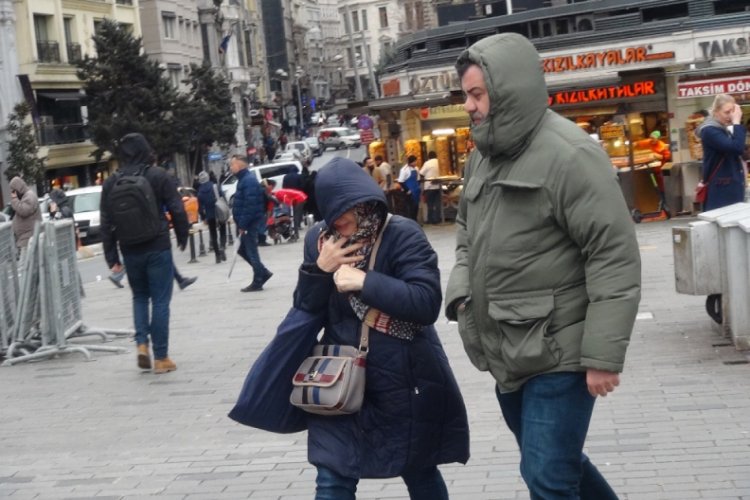 Vatandaşın şiddetli r&uuml;zgarla sınavı
