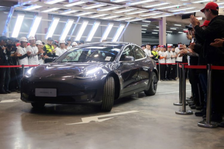 Tesla, &Ccedil;in'de &uuml;rettiği ilk otomobilleri teslim etti