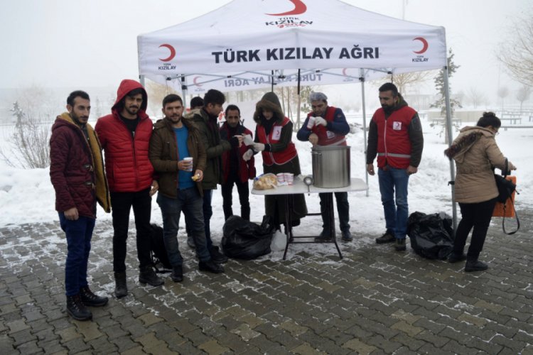 Kızılay'dan &ouml;ğrencilere sıcak &ccedil;orba ikramı