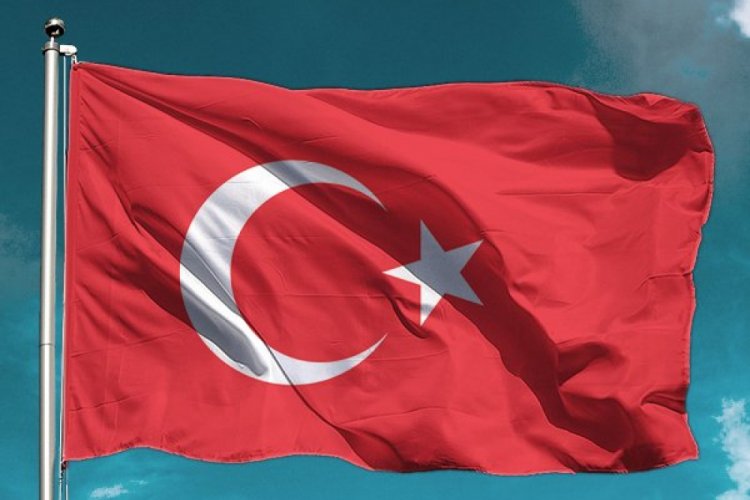 Kendilerini jandarma diye tanıtıp zorla T&uuml;rk bayrağı sattılar
