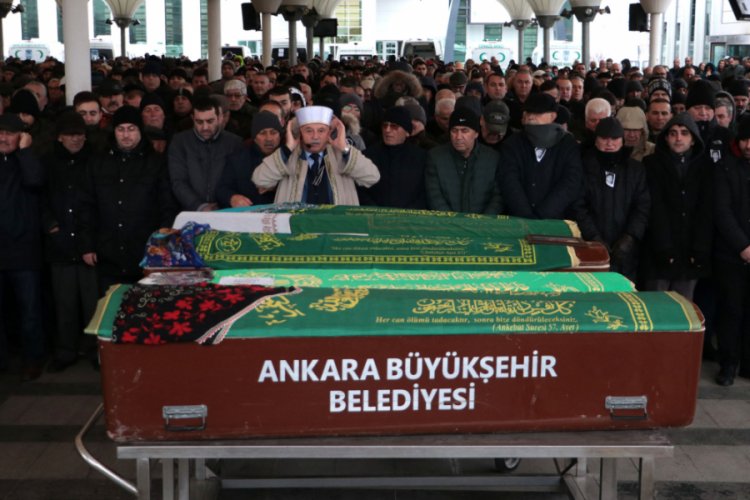 Boşanma davası a&ccedil;tığı eşinin &ouml;ld&uuml;rd&uuml;ğ&uuml; kadın toprağa verildi